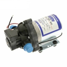 Cylindrisk vattenpump med metall och plast, monteringsbeslag och synliga elektriska ledningar.